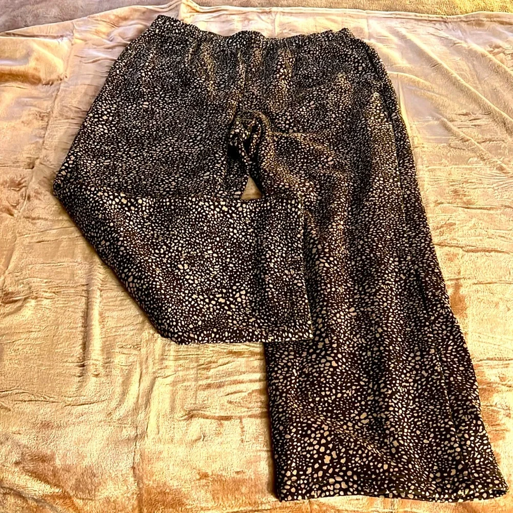 EUC Fabletics Cozy Fleece Wide Leg Sweatpants - Picture 4 of 10